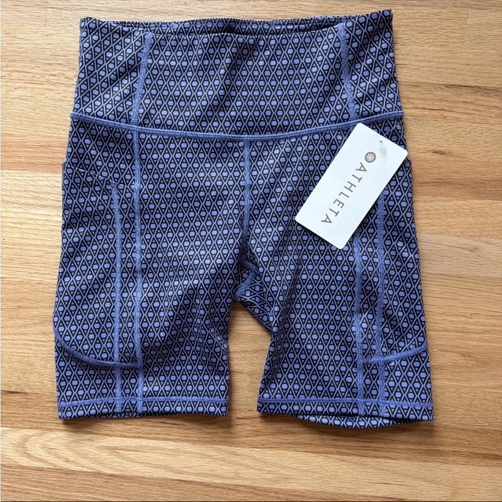 Athleta Women's Small Ultimate Stash Pocket 7 Inch Shorts Monogram Yoga Gym